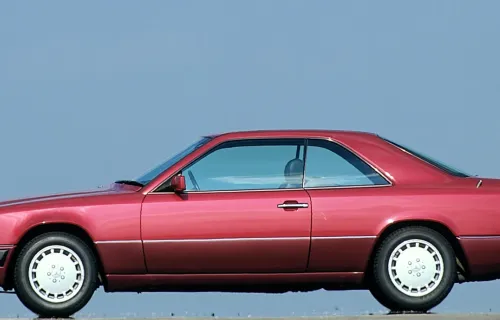 Mercedes-Benz coupé serii modelowej 124. Od 1990 roku model 200 CE produkowano na eksport do Włoch.
